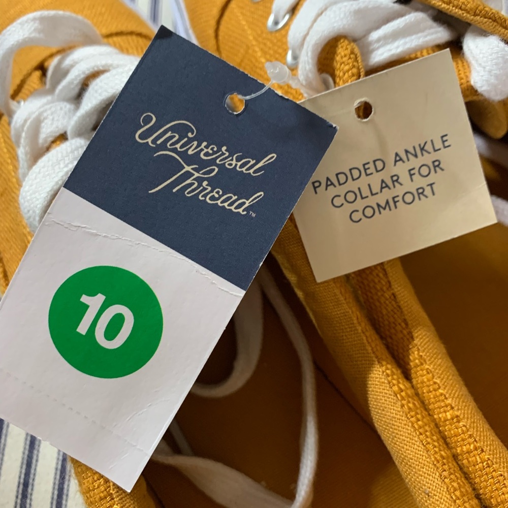 Universal Threads Canvas Shoe with laces. Size 10. Mustard.